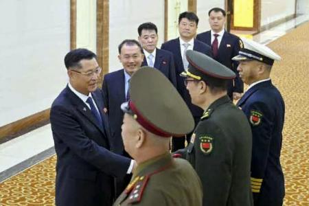 中国・北京に向けて平壌国際空港を出発する北朝鮮のキム・ガンイル国防次官（左端）。１６日付の労働新聞が掲載した（コリアメディア提供・共同）