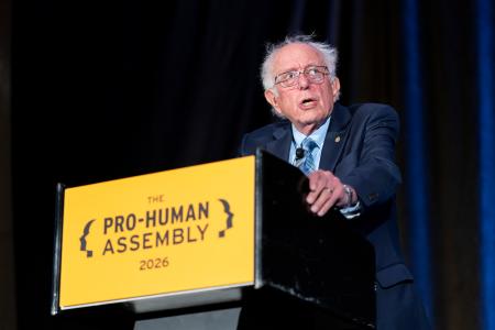 １５日、ＡＩ規制強化を求める集会で発言する民主党系無所属のバーニー・サンダース上院議員＝米ワシントン（ゲッティ＝共同）