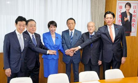 自民党の臨時総務会で手を取り合う（左から）西村選対委員長、梶山総務会長、党総裁の高市首相、麻生副総裁、鈴木幹事長、小林政調会長＝１６日午前、東京・永田町の党本部