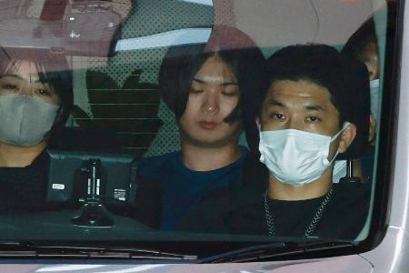 警視庁三田署に入る木村涼介容疑者(中央)=15日