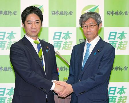 記者会見前に握手する日本維新の会の藤田共同代表（左）と柴田新幹事長＝１６日午前、国会