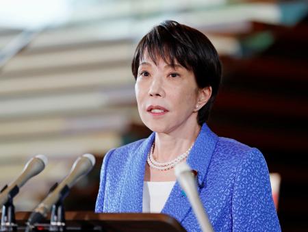 記者団の取材に応じる高市首相＝１６日午前、首相官邸