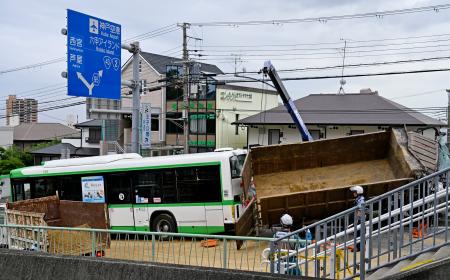 神戸市営バスとトラックが衝突した事故現場＝１６日午前１１時４分、神戸市灘区
