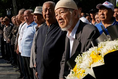 日本企業６社に対し損害賠償を求める訴状提出前に集まった、日中戦争時の強制連行の中国人被害者遺族ら＝１６日、中国河北省石家荘市（共同）