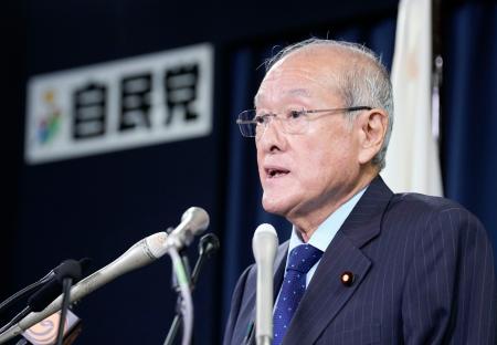 記者会見する自民党の鈴木幹事長＝１６日午前、東京・永田町の党本部