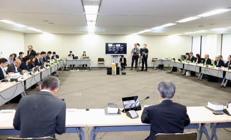 厚労省で開かれた労働政策審議会の分科会=16日午前