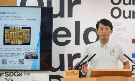 記者会見する兵庫県の斎藤元彦知事＝１６日午後、兵庫県庁