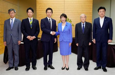 会談前に握手する高市首相(中央右)と日本維新の会の吉村代表(同左)=16日午後、首相官邸