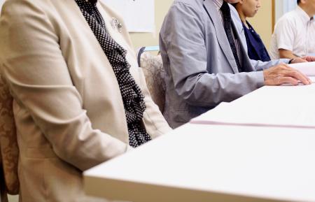 判決後、記者会見する井上遥樹さんの母親の里恵さん（左）＝１６日午後、名古屋市