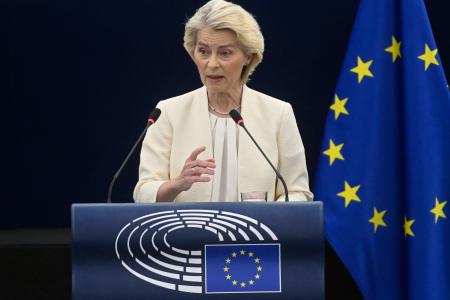 欧州議会本会議で演説するＥＵのフォンデアライエン欧州委員長＝１６日、ストラスブール（ＡＰ＝共同）