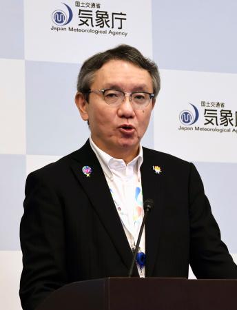 記者会見する気象庁の野村竜一長官＝１６日午後、気象庁