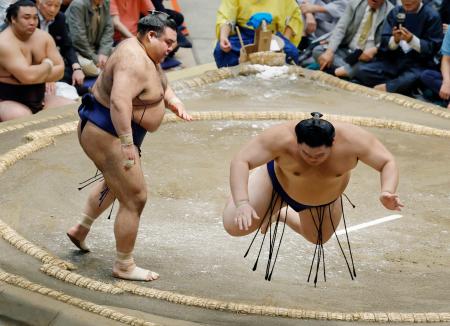 高安（左）が突き倒しで大の里を破る＝両国国技館