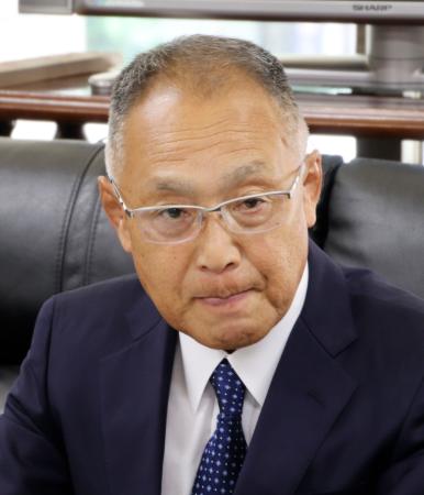 記者会見する北海道共同募金会の瀬尾英生会長＝１６日午後、北海道庁