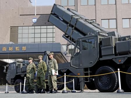 陸自健軍駐屯地に展示された長射程ミサイル「２５式地対艦誘導弾」の発射機など＝３月、熊本市
