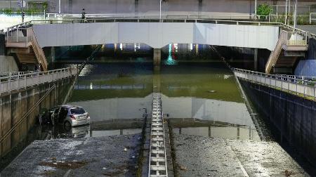 冠水した千葉市中央区のアンダーパス＝８月