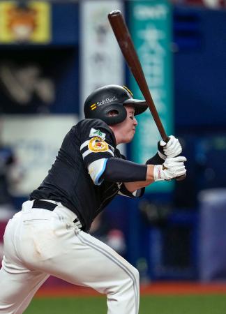 １０回ソフトバンク無死一、二塁、栗原が中前に適時打を放つ＝京セラドーム