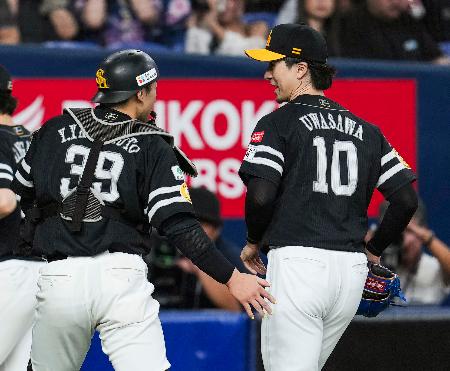 ４回、ピンチを切り抜け、タッチを交わす上沢（右）と山本祐のソフトバンクバッテリー＝京セラドーム