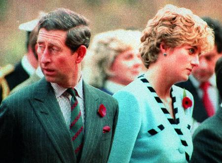 チャールズ英皇太子(当時)(左)とダイアナ妃=1992年11月、ソウル(PA通信=共同)