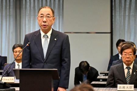 検察長官会同で訓示する川原隆司検事総長。右は平口法相＝１７日午前、法務省