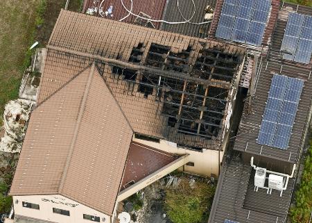 火災で屋根の一部が焼け落ちたケーキ店＝岐阜県本巣市