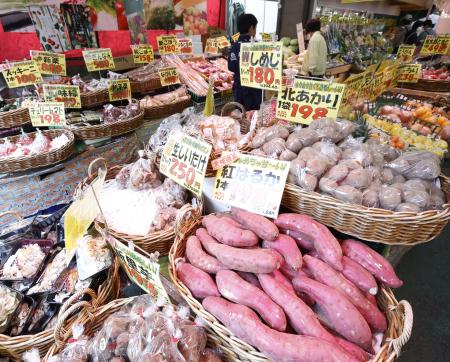 野菜売り場のサツマイモなど。八百屋の店頭=2024年10月、東京都練馬区のスーパー「アキダイ」関町本店