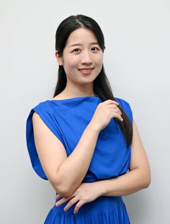 ポーズをとる角野未来