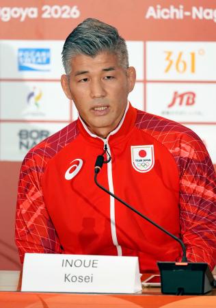 記者会見する日本選手団の井上康生団長＝１７日午前、名古屋市