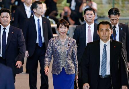 　皇居での認証式のため、首相官邸を出る高市早苗首相＝１７日午後３時４分