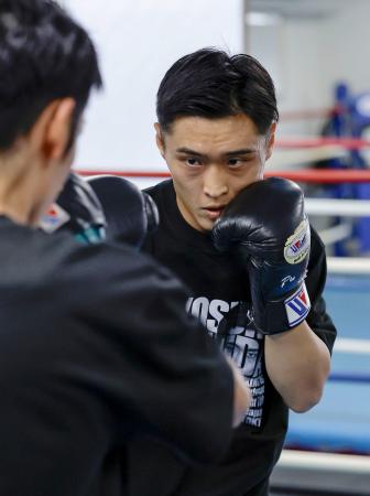 　ボクシングのＩＢＦスーパーバンタム級暫定王座決定戦に向け調整する西田凌佑＝１７日、大阪市