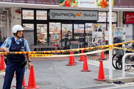 女性が刺された大阪府大東市のスーパー＝１７日午後４時９分