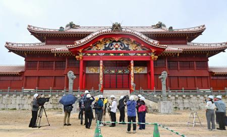 漆の塗装作業が完了した首里城正殿＝１７日午後、那覇市