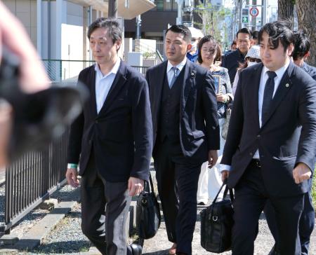 静岡地裁沼津支部に入る遺族の瀬下雄史さん（左端）ら＝１７日午後