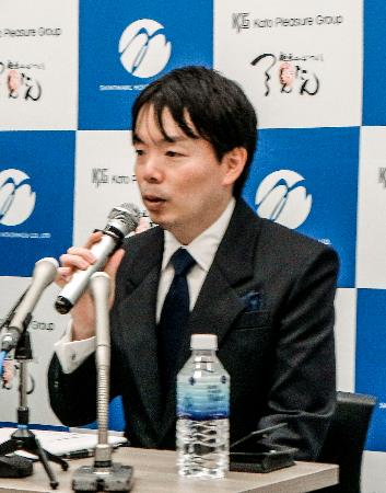 記者会見するサンマルクＨＤの藤川祐樹社長＝１７日午後、東京都内