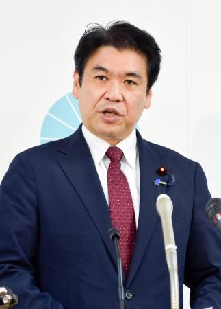 文科相の退任記者会見をする松本洋平氏＝１７日午後、文科省