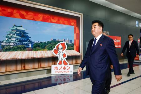 中部空港に到着した北朝鮮の金日国体育相＝１７日午後