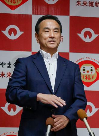 取材に応じる山口県の村岡嗣政知事＝１７日午後、山口県庁