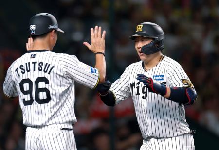 ４回、本塁打を放ちコーチ（左）とタッチを交わす阪神・大山＝甲子園