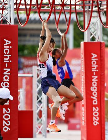 近代五種女子準決勝で実施された、馬術に代わる新種目の障害物レース「オブスタクル」＝安城市総合運動公園