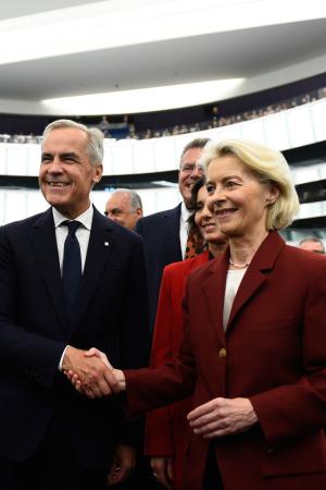 欧州連合（ＥＵ）のフォンデアライエン欧州委員長（右）と握手するカナダのカーニー首相＝１７日、フランス・ストラスブール（ＡＰ＝共同）