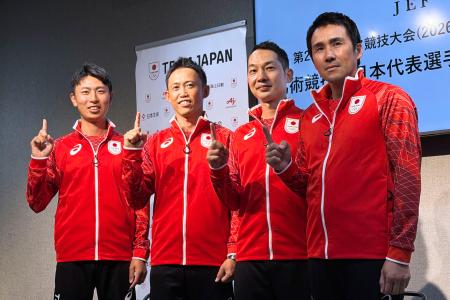 記者会見後に撮影に応じる馬術の日本代表、左から村田諒、戸本一真、田中利幸、大岩義明＝１７日、東京都港区