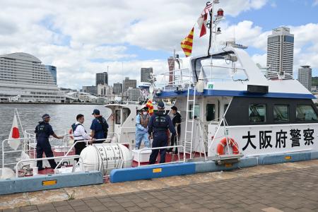 南海トラフ巨大地震による津波を想定した６府県警と神戸市の被災者を救出、搬送する訓練＝１７日午前、神戸市