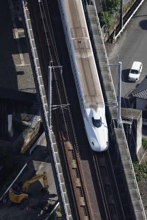 地震の影響で熊本県八代市内に停車した九州新幹線=7月30日