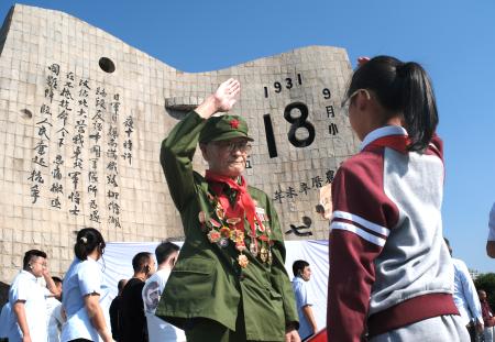 柳条湖事件から９５年を前に、「九・一八歴史博物館」を訪れた人たち＝１６日、中国遼寧省瀋陽市（共同）