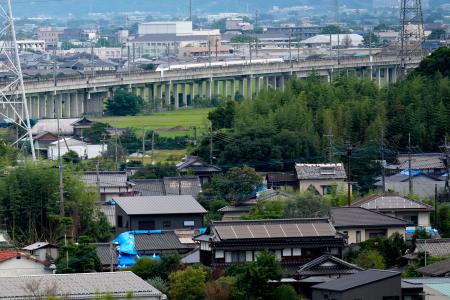 全線で運転を再開し、熊本―新八代間を走行する九州新幹線=18日午前、熊本県宇城市
