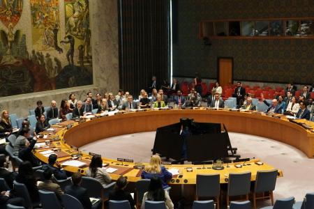 対イラン国連制裁の専門家パネルの任期延長決議案を採決する安全保障理事会＝１７日、ニューヨーク（共同）