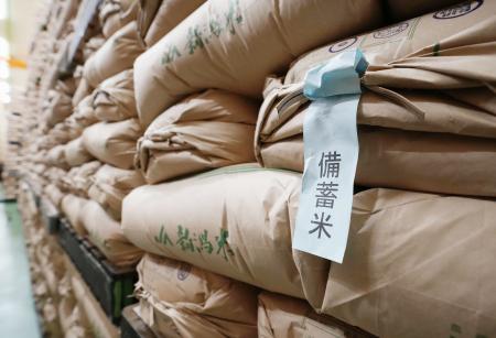 倉庫内に積まれた政府備蓄米＝２０２５年２月、埼玉県内