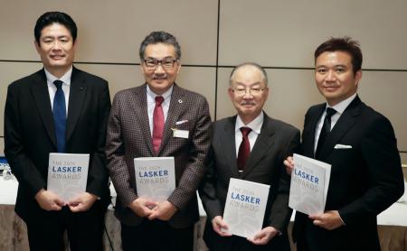 米ラスカー賞を受賞した筑波大の柳沢正史教授（左から２人目）と服部有宏元参与（同３人目）ら中外製薬の３人＝１７日、米ニューヨーク（共同）