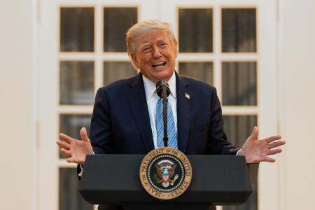 １７日、米ホワイトハウスで演説するトランプ大統領＝ワシントン（ＡＰ＝共同）