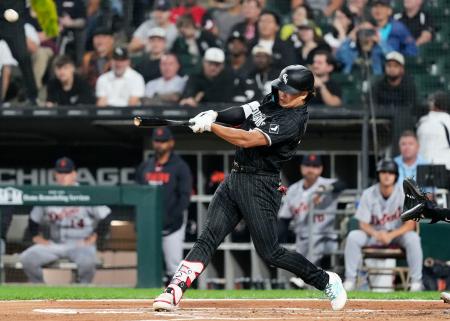タイガース戦の1回、先制の32号3ランを放つホワイトソックス・村上=シカゴ(共同)