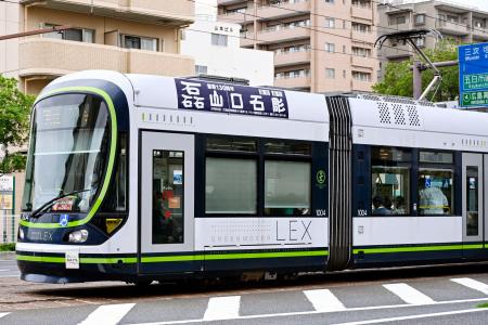 一部区間で最高時速を５０キロに引き上げた路面電車＝１８日午前、広島市
